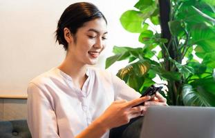 Porträt von schön asiatisch Frau Sitzung beim Cafe foto