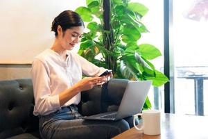 Porträt von schön asiatisch Frau Sitzung beim Cafe foto