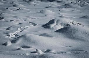 schneebedeckte Hügel am Boden foto