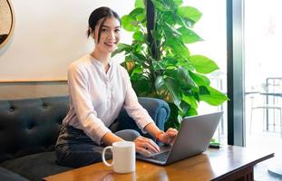 Porträt von schön asiatisch Frau Sitzung beim Cafe foto