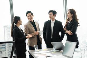 Bild von ein Gruppe von asiatisch Geschäftsleute Arbeiten zusammen beim das Unternehmen foto