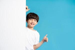 asiatisch Junge Porträt auf Blau Hintergrund foto