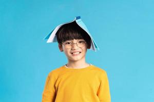 Porträt von asiatisch Schule Junge geboren auf ein Blau Hintergrund foto