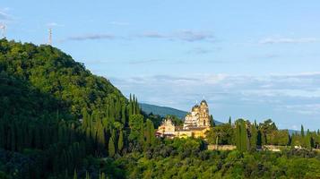 Landschaft mit Blick auf das neue Athos-Kloster mit bewölktem blauem Himmel in Abkhazia, Georgia foto