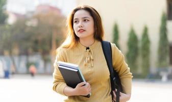 Porträt von ein schön asiatisch weiblich Schüler beim Universität foto