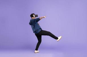 Bild von asiatisch Mann tragen virtuell Wirklichkeit Brille auf lila Hintergrund foto