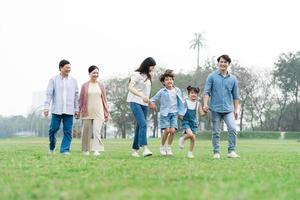 asiatisch Familie Foto Gehen zusammen im das Park
