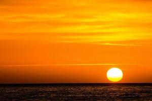 Sonnenuntergang über dem Meer foto