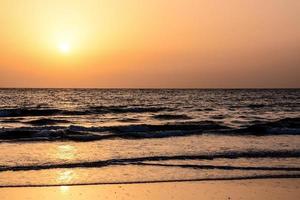 Sonnenuntergang über dem Meer foto