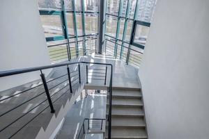 Treppe Notfall und Evakuierung Ausfahrt Treppe im oben Leiter im ein Neu Büro Gebäude. foto