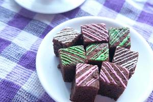 Schokoladen-Brownie auf lila Picknickdecke foto