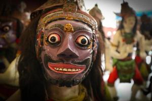 Indonesien traditionell Masken. Stammes- ethnisch dekorativ Gesichter. traditionell Krieger Elemente. Ritual Zubehör. Kult Symbole. traditionell zeremoniell . einheimisch Souvenirs. topeng Wayang foto