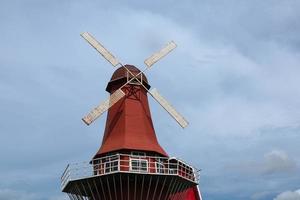 traditionell Niederländisch Windmühle in der Nähe von das Kanal foto