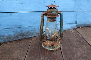 Antiquität Petromak Lampe oder teplok welche immer noch Verwendet Kerosin Treibstoff auf Holz Hintergrund foto