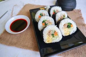 kimbap oder gimbap ist Koreanisch rollen Gimbap, Kimbob gemacht von gedämpft Weiß Reis Schlag und verschiedene andere Zutaten, diese Essen von Süd Korea foto