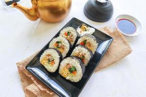 kimbap oder gimbap ist Koreanisch rollen Gimbap, Kimbob gemacht von gedämpft Weiß Reis Schlag und verschiedene andere Zutaten, diese Essen von Süd Korea foto