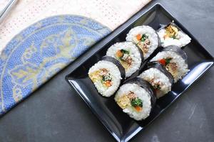 kimbap oder gimbap ist Koreanisch rollen Gimbap, Kimbob gemacht von gedämpft Weiß Reis Schlag und verschiedene andere Zutaten, diese Essen von Süd Korea foto