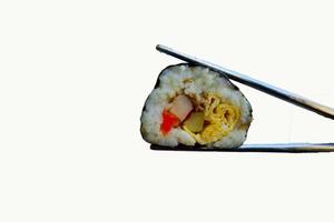 kimbap oder gimbap ist Koreanisch rollen Gimbap, Kimbob gemacht von gedämpft Weiß Reis Schlag und verschiedene andere Zutaten, diese Essen von Süd Korea foto