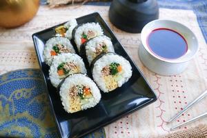 kimbap oder gimbap ist Koreanisch rollen Gimbap, Kimbob gemacht von gedämpft Weiß Reis Schlag und verschiedene andere Zutaten, diese Essen von Süd Korea foto