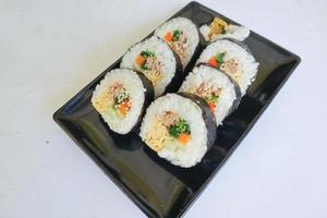 kimbap oder gimbap ist Koreanisch rollen Gimbap, Kimbob gemacht von gedämpft Weiß Reis Schlag und verschiedene andere Zutaten, diese Essen von Süd Korea foto