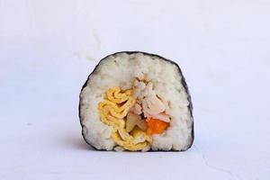 kimbap oder gimbap ist Koreanisch rollen Gimbap, Kimbob gemacht von gedämpft Weiß Reis Schlag und verschiedene andere Zutaten, diese Essen von Süd Korea foto