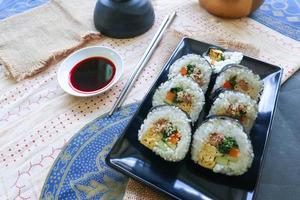 kimbap oder gimbap ist Koreanisch rollen Gimbap, Kimbob gemacht von gedämpft Weiß Reis Schlag und verschiedene andere Zutaten, diese Essen von Süd Korea foto