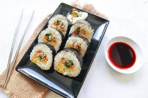 kimbap oder gimbap ist Koreanisch rollen Gimbap, Kimbob gemacht von gedämpft Weiß Reis Schlag und verschiedene andere Zutaten, diese Essen von Süd Korea foto