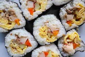 Hintergrund kimbap oder gimbap ist Koreanisch rollen gimbap Kimbob gemacht von gedämpft Weiß Reis Schlag und verschiedene andere Zutaten. foto