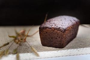 schwarzes Vollkornbrot auf dem Tisch geschnitten foto