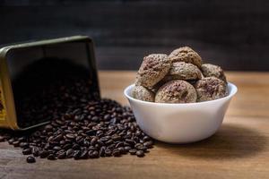 Kaffeekekse in einem Teller mit bestreuten Kaffeebohnen foto