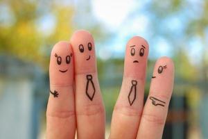 Finger Kunst von glücklich Paar. Konzept von Büro Romantik. Menschen um Lachen beim ihnen. foto