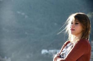 blond Mädchen ist ein Modell- während ein Foto schießen, mit das Brise von das Meer Wind im ein Herbst von 2012