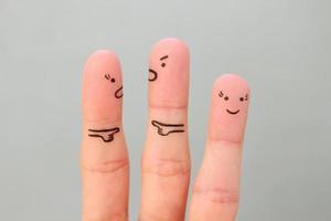 Finger Kunst von Paar während Streit. Ein weiterer Frau ist glücklich. foto