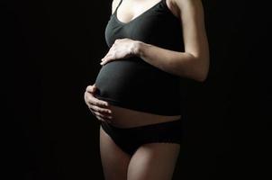 Mittelteil einer schwangeren Frau