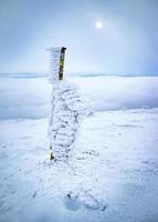 schnee- und eisbedecktes Schild foto