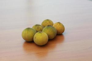 grünlich Gelb Harfe Obst isoliert auf Geld Tabelle hat Süss und sauer schmecken. Essen Konzept Foto. foto