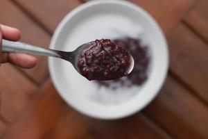 ein Schüssel von schwarz klebrig Reis Haferbrei mit Kokosnuss Milch foto