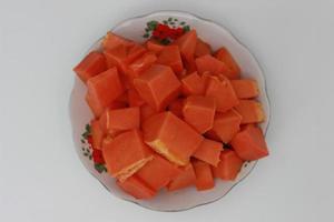 Papaya Scheiben serviert auf ein Weiß Teller foto