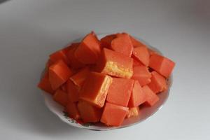 Papaya Scheiben serviert auf ein Weiß Teller foto
