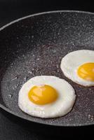 köstlich nahrhaft Englisch Frühstück mit gebraten Eier und Tomaten foto