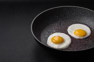 köstlich nahrhaft Englisch Frühstück mit gebraten Eier und Tomaten foto