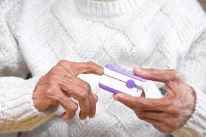 ältere Frau mit Pulsoximeter
