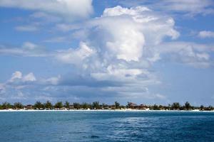 Hälfte Mond cay Insel Tourist Strand und Wolken foto