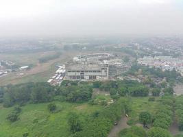 Antenne Aussicht von das Konstruktion Prozess von ein Einkaufen Center im das Mitte von das Stadt. foto