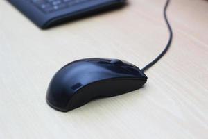 ein Foto von ein schwarz Maus und Tastatur zu Arbeit mit. Technologie Ausrüstung Konzept Foto.