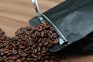 detailliert Foto von Kaffee Bohnen Vor Sein verarbeitet in ein trinken isoliert auf Holz. Konzept Foto von das Basic Zutaten von Kaffee Getränke.