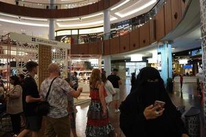 dubai, uae - august, 14 2017 - leute, die im dubai-einkaufszentrum kaufen foto