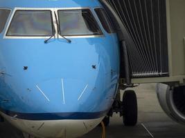 Piloten von Flugzeug während Parkplatz beim das Terminal foto