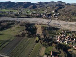 bewirtschaftet Felder von Borghetto di Borbera Piemont Italien Dorf Antenne Aussicht Panorama Landschaft foto