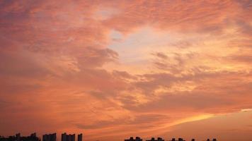 das schön Sonnenuntergang Himmel Aussicht mit das bunt Wolken und warm Beleuchtung im das Himmel foto